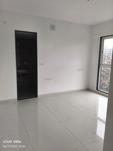 Room in 3 BHK Apartment at Runwal Nirvana, Parel – for Rent