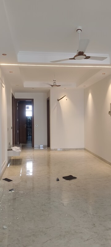 Room in 3 BHK Builder Floor at Sector 16 – for Rent