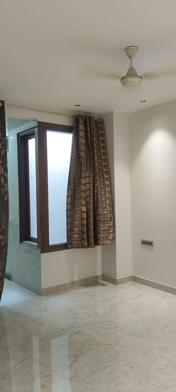 Bedroom in 3 BHK Builder Floor at Sector 16 – for Rent
