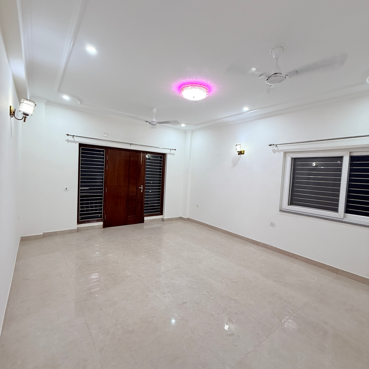 3.5 BHK + Extra Room 300 Sq.Ft. Builder Floor in RWA Apartments Sector 108