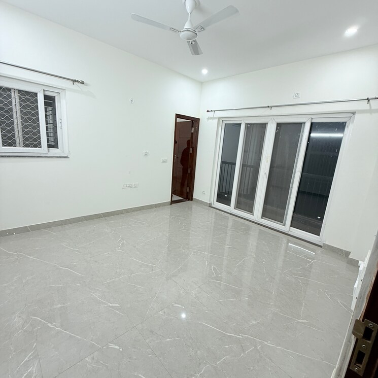 Room, rwa-apartments-sector-108 3.5 Bedroom 300 Sq.Ft. Builder Floor In Sector 108 Noida 8992263