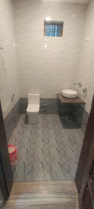 Bathroom in 4 BHK Villa at Gomti Nagar – for Rent