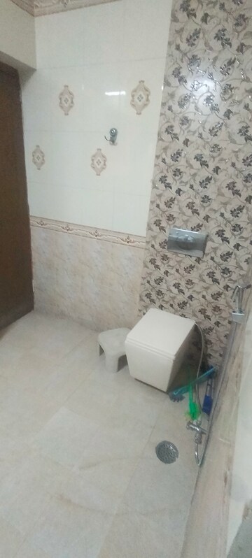 Bathroom in 4 BHK Villa at Gomti Nagar – for Rent