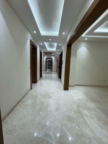 Room in 4 BHK Builder Floor at Dlf Phase I – for Rent