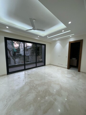Room in 4 BHK Builder Floor at Dlf Phase I – for Rent