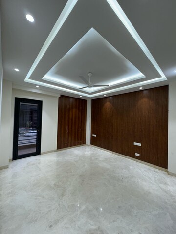 Room in 4 BHK Builder Floor at Dlf Phase I – for Rent