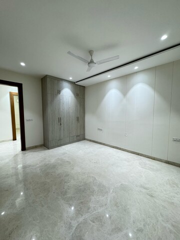 Room in 4 BHK Builder Floor at Dlf Phase I – for Rent
