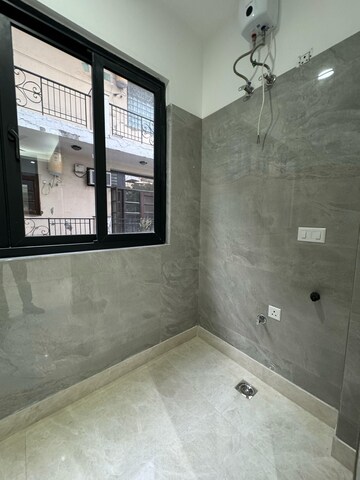 Room in 4 BHK Builder Floor at Dlf Phase I – for Rent