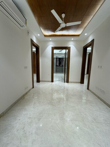 Room in 4 BHK Builder Floor at Dlf Phase I – for Rent