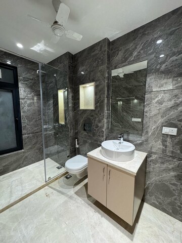Team Area in 4 BHK Builder Floor at Dlf Phase I – for Rent