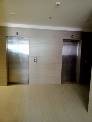 Lift in 4 BHK Apartment at Kapur Bawdi – for Rent