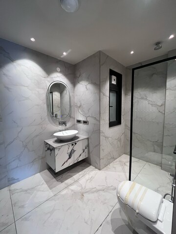 Attached Bathroom in 4 BHK Builder Floor at Sushant Vyapaar Kendra, Dlf Phase iv – for Rent