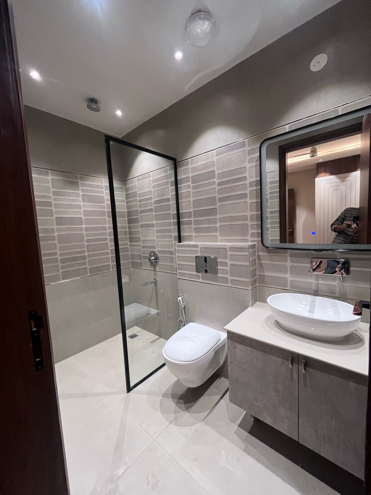Attached Bathroom, sushant-vyapaar-kendra 4 Bedroom 300 Sq.Yd. Builder Floor In Dlf Phase iv Gurgaon 8992715