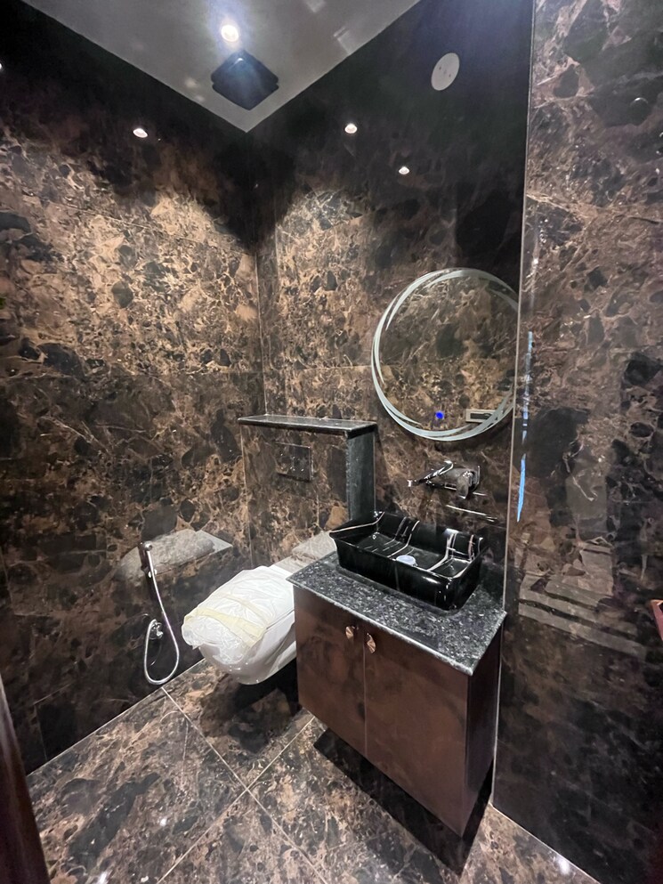 Attached Bathroom, sushant-vyapaar-kendra 4 Bedroom 300 Sq.Yd. Builder Floor In Dlf Phase iv Gurgaon 8992715