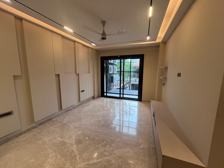 Room, sushant-vyapaar-kendra 4 Bedroom 300 Sq.Yd. Builder Floor In Dlf Phase iv Gurgaon 8992715