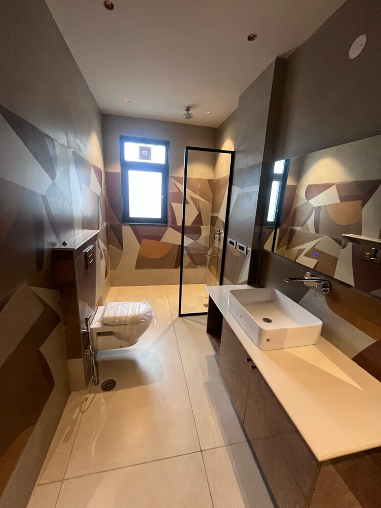 Attached Bathroom, sushant-vyapaar-kendra 4 Bedroom 300 Sq.Yd. Builder Floor In Dlf Phase iv Gurgaon 8992715