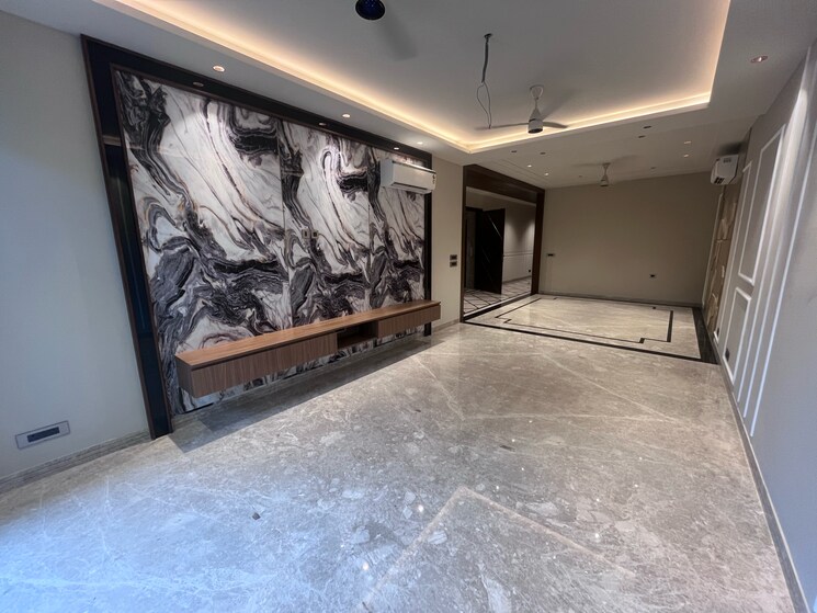 Room, sushant-vyapaar-kendra 4 Bedroom 300 Sq.Yd. Builder Floor In Dlf Phase iv Gurgaon 8992715