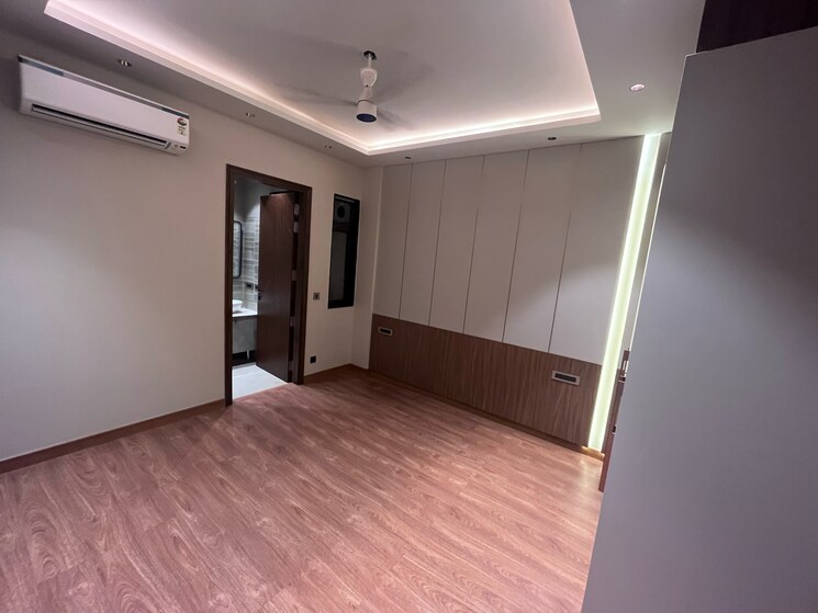 Room, sushant-vyapaar-kendra 4 Bedroom 300 Sq.Yd. Builder Floor In Dlf Phase iv Gurgaon 8992715