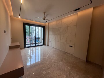 Room in 4 BHK Builder Floor at Sushant Vyapaar Kendra, Dlf Phase iv – for Rent