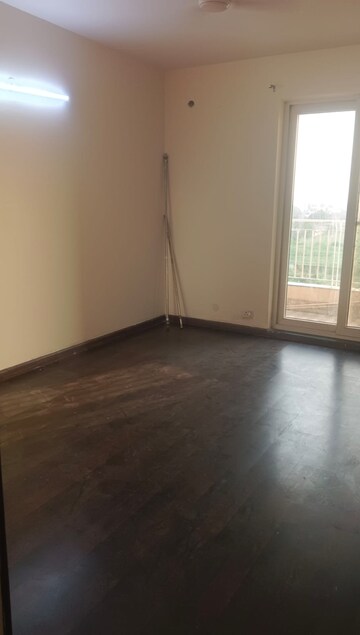 Room in 3 BHK Apartment at BPTP Discovery Park, Sector 80 – for Rent