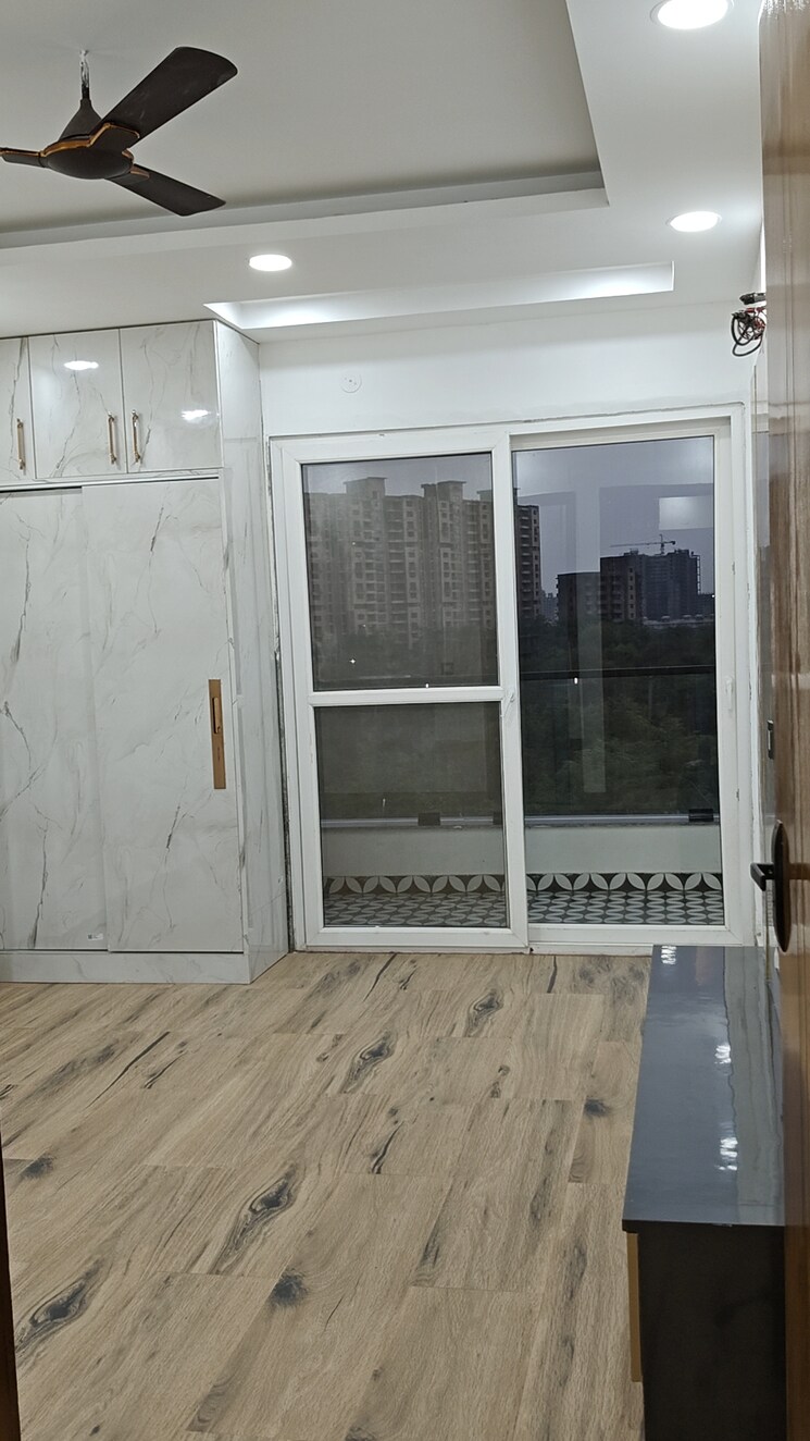 Balcony, sector 8 3 Bedroom 250 Sq.Yd. Builder Floor In Sector 8 Faridabad 8992819