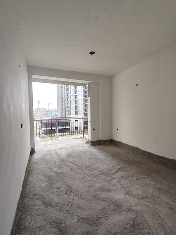 Room in 3 BHK Apartment at Grand Omaxe, Gomti Nagar – for Sale