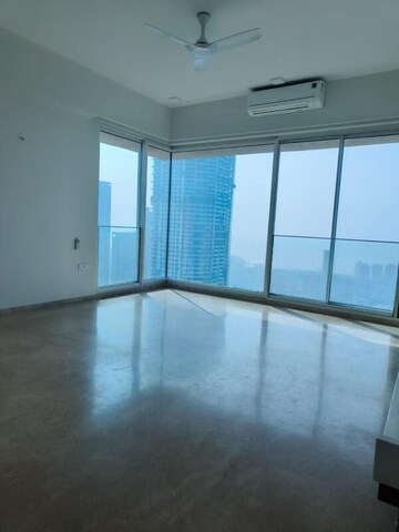 Room in 3 BHK Apartment at Indiabulls Blu, Worli – for Rent