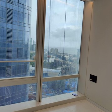Room in 3 BHK Apartment at Indiabulls Blu, Worli – for Rent