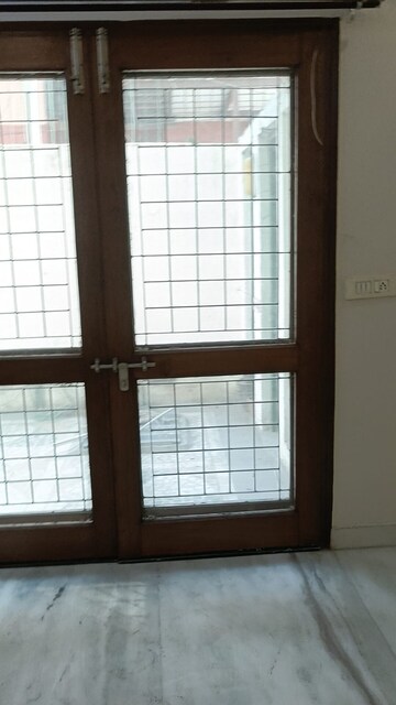 Room in 4 BHK Builder Floor at Vasant Vihar – for Rent