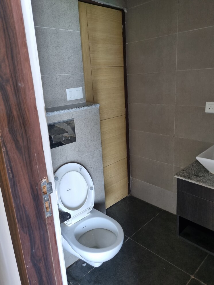 Bathroom, paras-dews 2 Bedroom 1385 Sq.Ft. Apartment In Sector 106 Gurgaon 8993014