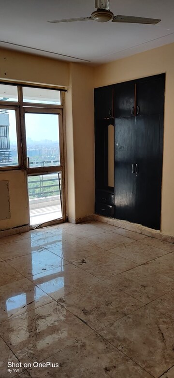 Room in 3 BHK Apartment at Crossing Republik, Crossing Republic – for Sale