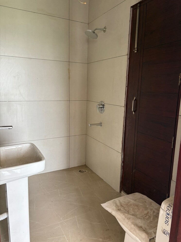 Bathroom, fidato-honour-homes 3 Bedroom 250 Sq.Yd. Builder Floor In Sector 89 Faridabad 8993098