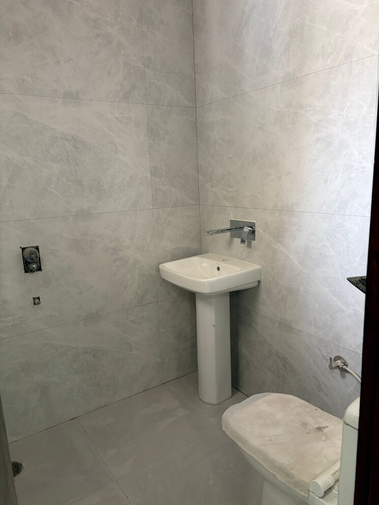 Bathroom, fidato-honour-homes 3 Bedroom 250 Sq.Yd. Builder Floor In Sector 89 Faridabad 8993098