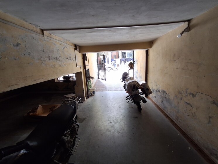  Parking, adajan 6 Bedroom 2200 Sq.Ft. Villa In Adajan Surat 8993182