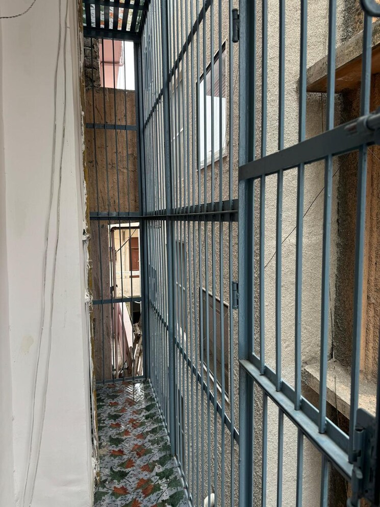 Balcony, paschim vihar 3 Bedroom 1000 Sq.Ft. Builder Floor In Paschim Vihar Delhi 8993154