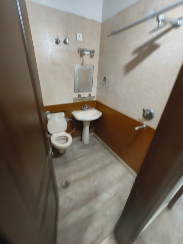 Bathroom, paschim vihar 3 Bedroom 1000 Sq.Ft. Builder Floor In Paschim Vihar Delhi 8993179