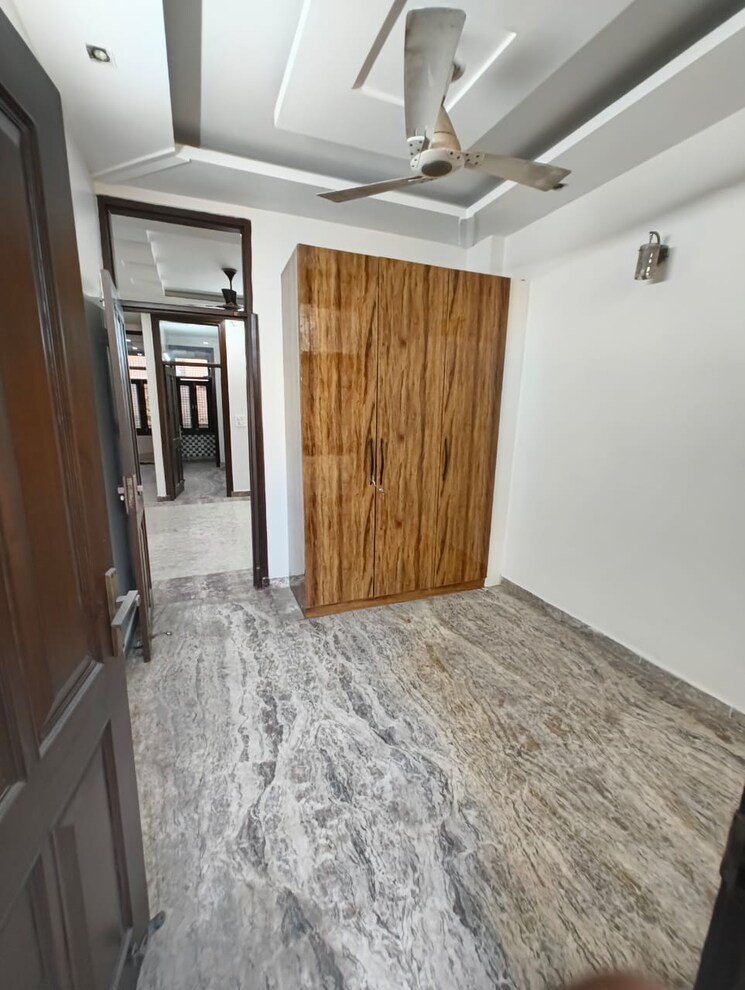 Room, paschim vihar 3 Bedroom 1000 Sq.Ft. Builder Floor In Paschim Vihar Delhi 8993179