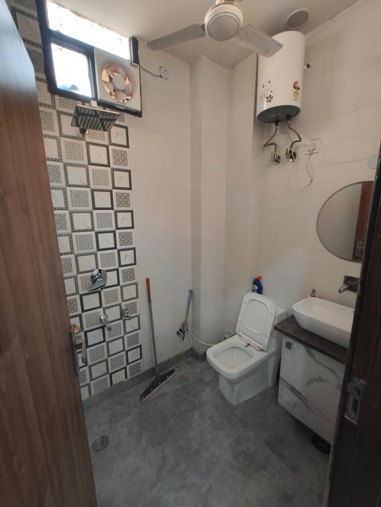 Bathroom, paschim vihar 3 Bedroom 1000 Sq.Ft. Builder Floor In Paschim Vihar Delhi 8993198