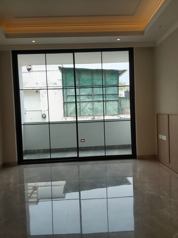 Room in 4 BHK Builder Floor at Vasant Vihar – for Sale