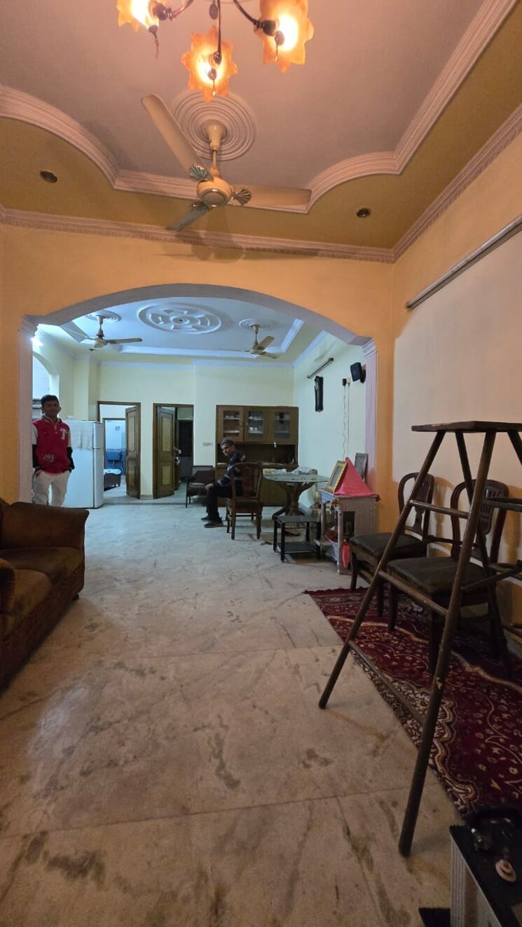  Parking, paschim vihar 3 Bedroom 1500 Sq.Ft. Builder Floor In Paschim Vihar Delhi 8993220