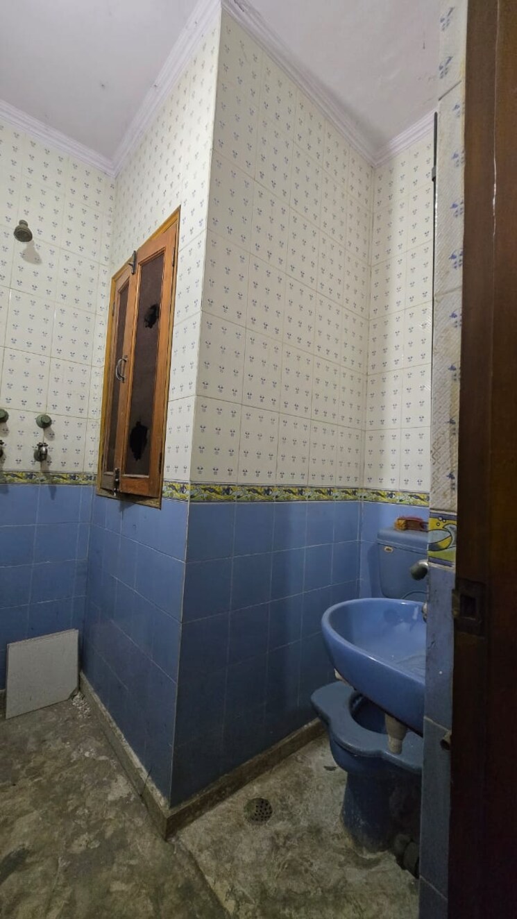 Bathroom, paschim vihar 3 Bedroom 1500 Sq.Ft. Builder Floor In Paschim Vihar Delhi 8993220