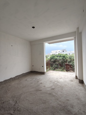 Room in 3 BHK Apartment at Grand Omaxe, Gomti Nagar – for Sale
