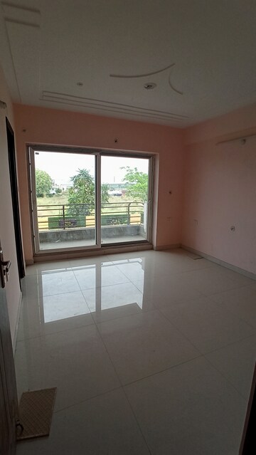 Room in 3 BHK Apartment at Neelkanth Dreamz, Raebareli Road – for Sale