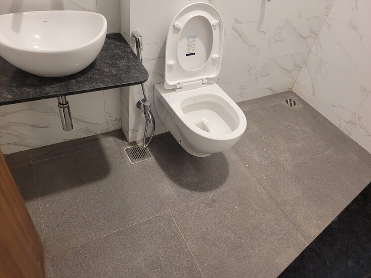 Attached Bathroom, sunit-chs 3 Bedroom 1500 Sq.Ft. Apartment In Model Colony Pune 8993359