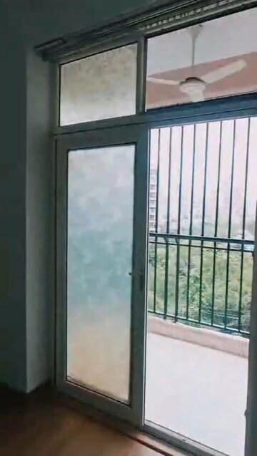 Room in 2 BHK Apartment at Mahagun Villa, Vaishali Sector 4 – for Sale