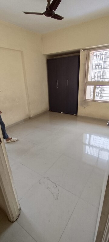 Room in 1 BHK Apartment at Mahalaxmi Tower Kasarvadavali, Kasarvadavali – for Rent
