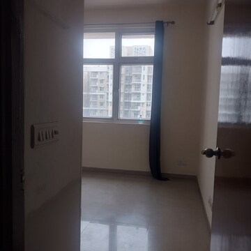 Room in 2.5 BHK Apartment at Mahagun Mywoods II, Sector 16c Greater Noida – for Rent