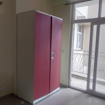 Room in 2.5 BHK Apartment at Mahagun Mywoods II, Sector 16c Greater Noida – for Rent