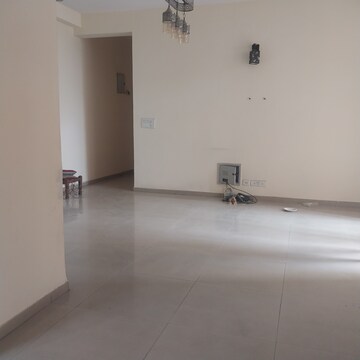 Room in 2.5 BHK Apartment at Mahagun Mywoods II, Sector 16c Greater Noida – for Rent