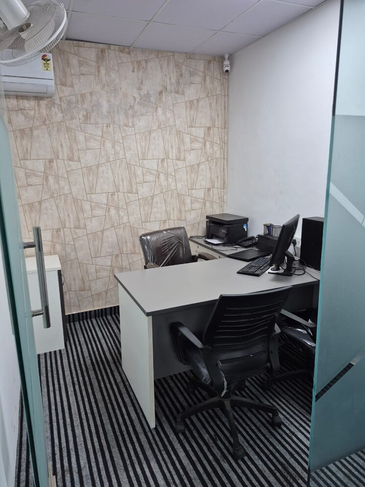 Team Area, wave-silver-tower Commercial Office Space 674 Sq.Ft. In Sector 18 Noida 8993448